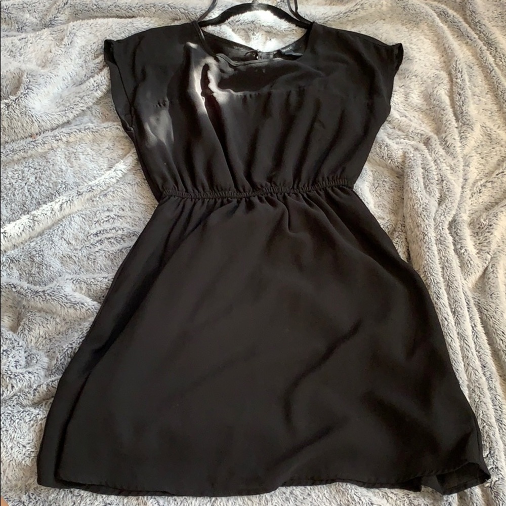 Black sleeveless dress